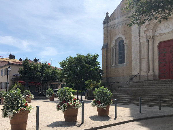 Investir et défiscaliser dans un programme immobilier neuf éligible au dispositif loi PINEL ou loi PINEL PLUS dans l'Ouest lyonnais, à Dardilly centre près de l'eglise